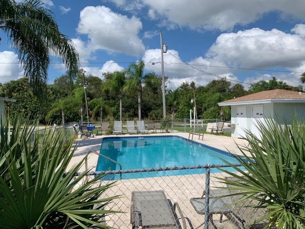 Sebastian Gardens Inn & Suites Luaran gambar